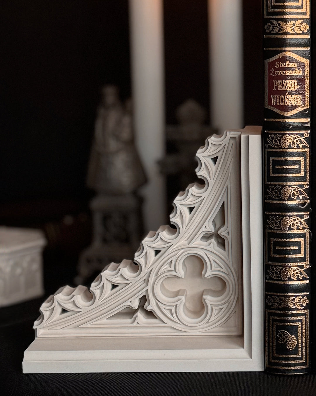 Gotyckie podpórki do książek