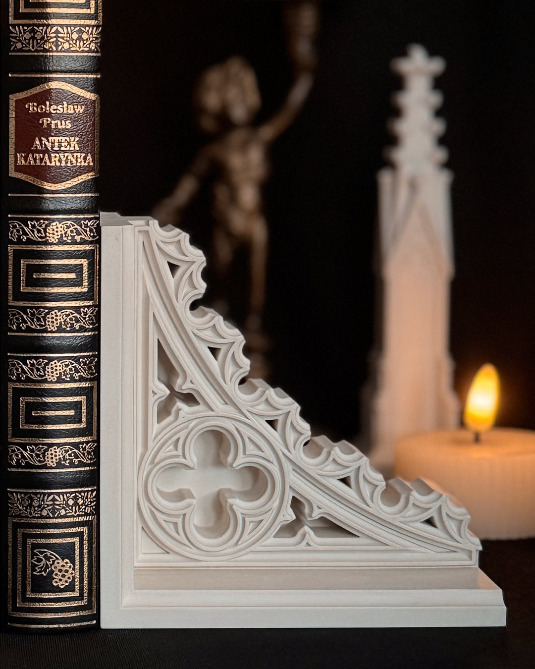 Gotyckie podpórki do książek